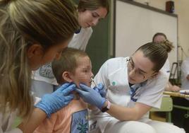 Un niño recibe la vacuna intranasal en un colegio de Murcia, este miércoles.