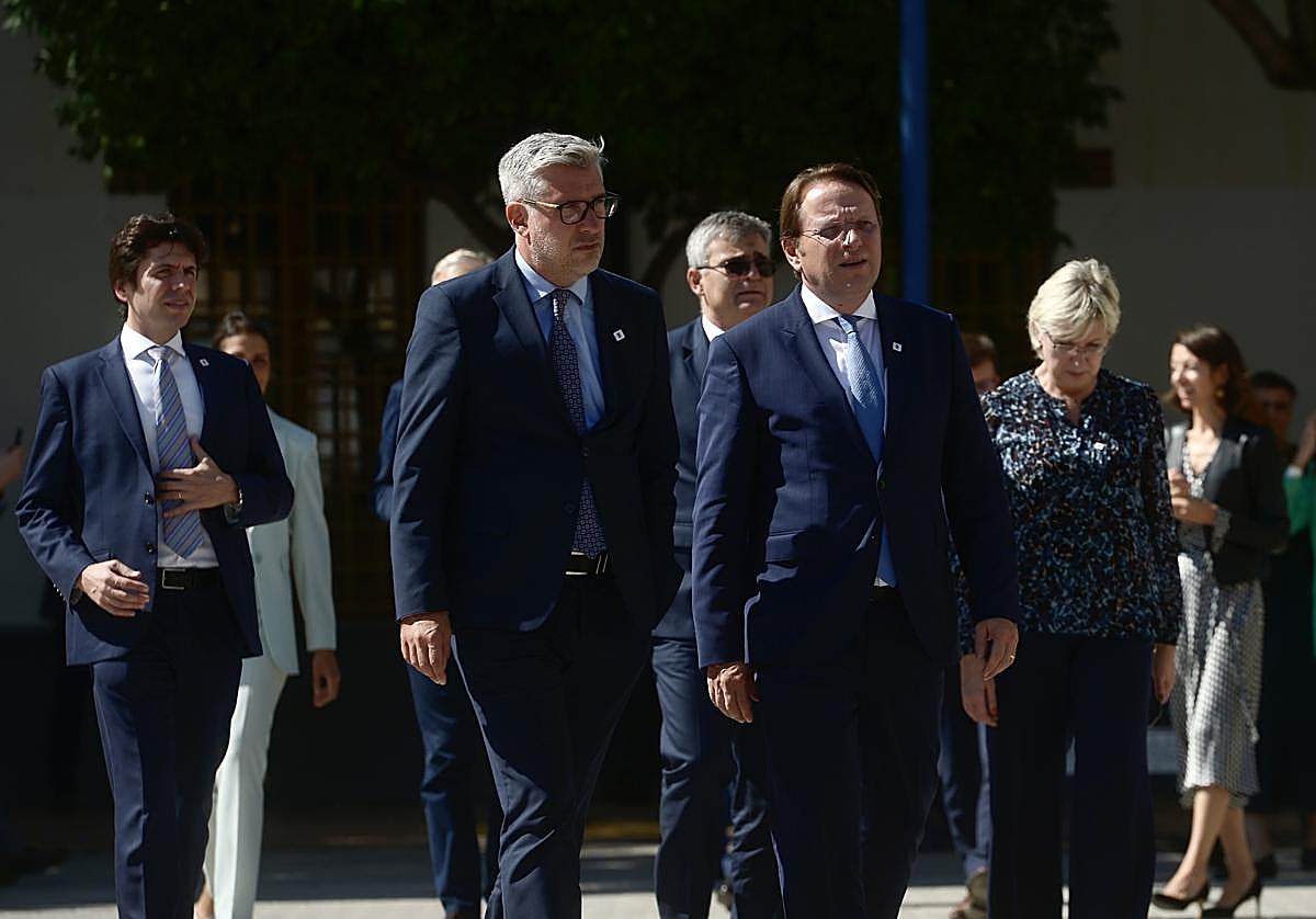 El comisario Várhelyi (derecha) este jueves en Murcia.