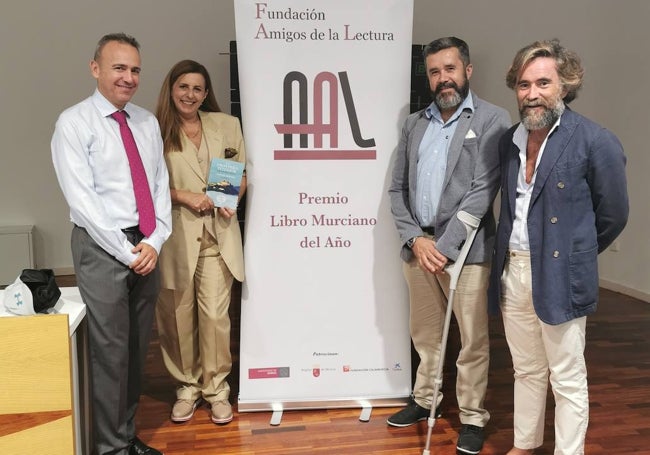 El director de la Biblioteca Regional, Juan José Lara; la presidenta de la Fundación Amigos de la Lectura, Encarnación Martínez Segado; Jesús Boluda, director de la Feria del Libro de Murcia y miembro de la Fundación; y el coordinador de Cultura de la Universidad de Murcia, Francisco Javier Caballero.