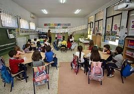 Alumnos de infantil atienden en clase en un colegio de Murcia.