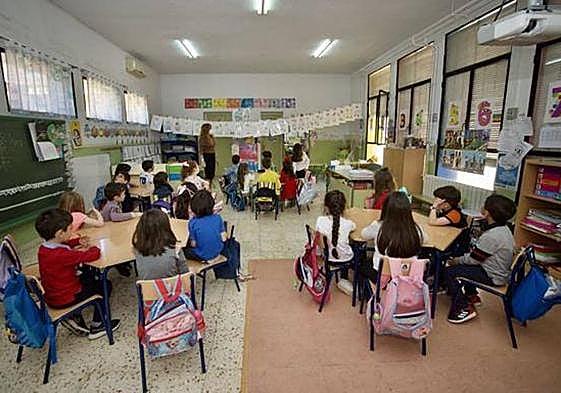 Alumnos de infantil atienden en clase en un colegio de Murcia.