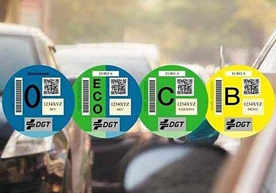 Los 4 distintivos ambientales de la DGT que clasifica a los vehículos según su impacto medioambiental.