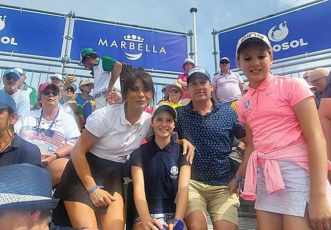 La familia de Craig, el profesional de golf escocés y miembro del equipo de la escuela de la federación murciana, disfrutando en la grada del 1 del evento.