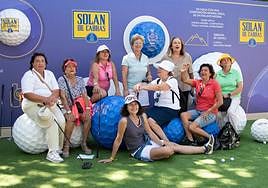 Expedición femenina murciana. Compuesta por las 'amateurs' Isabel, Esperanza, Marta, Cati, Carmen, Fuensanta, Eva, Cari (i. a d.) y Lola (a los pies).