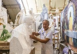 El escultor, durante el encuentro con LA VERDAD en su casa-taller en la carretera de Barqueros, donde no usa reloj y pasa la mayor parte del tiempo.