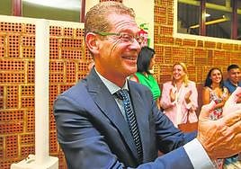 El nuevo pedáneo, Ángel Castaño, aplaudiendo anoche tras su elección en La Ñora.