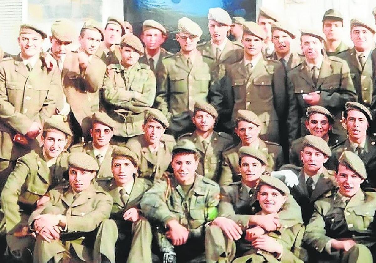 Un grupo de reclutas del año 1991, tras su jura de bandera realizada en el cuartel de Tentegorra.