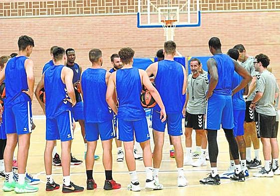 Sito Alonso, de frente a la derecha, se dirige a sus jugadores en un entrenamiento en el Palacio de Deportes, esta temporada.