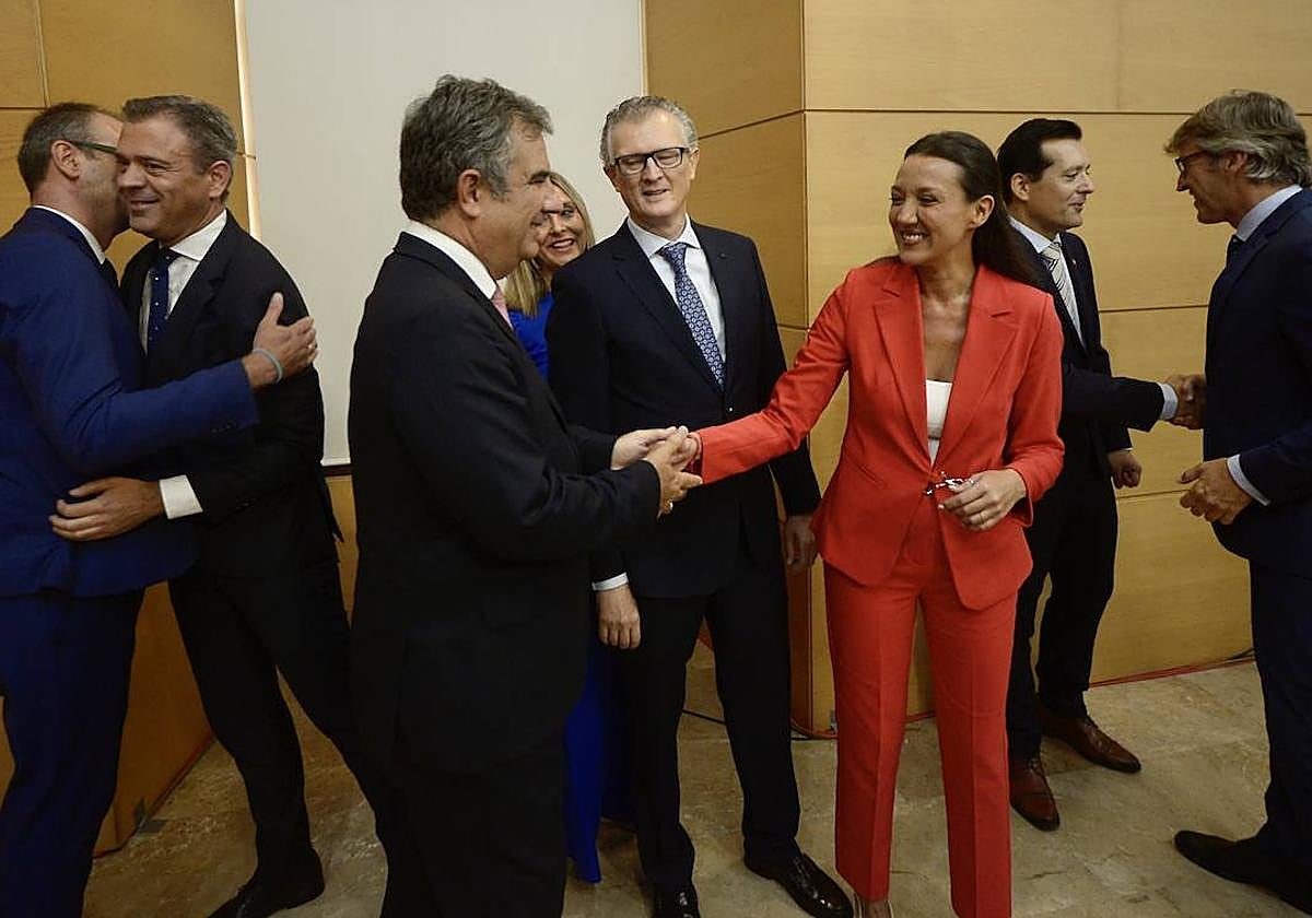 Los consejeros del Gobierno intercambian saludos y felicitaciones en su toma de posesión, el pasado 14 de septiembre, en San Esteban.