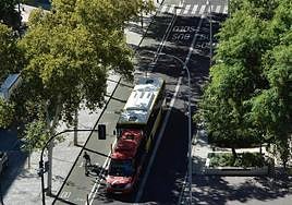 La avenida de La Fama tiene, tras las obras, dos carriles para el tráfico privado en dirección sur-norte; y en la otra parte de la calzada hay dos carriles bus y uno bici bidireccionales.