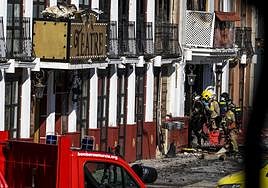 Efectivos de bomberos entran a una de las discotecas afectadas por el fuego.