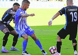 El aguileño Francis Ferrón, en el centro, acosado por Gonzalo y Carrillo.