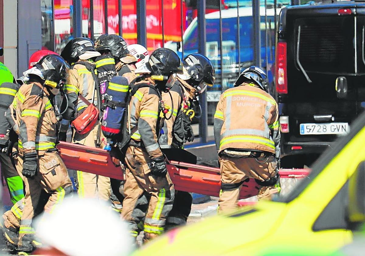 Bomberos extraen uno de los cadáveres de la discoteca Fonda Milagros de Murcia, en las labores de rescate.