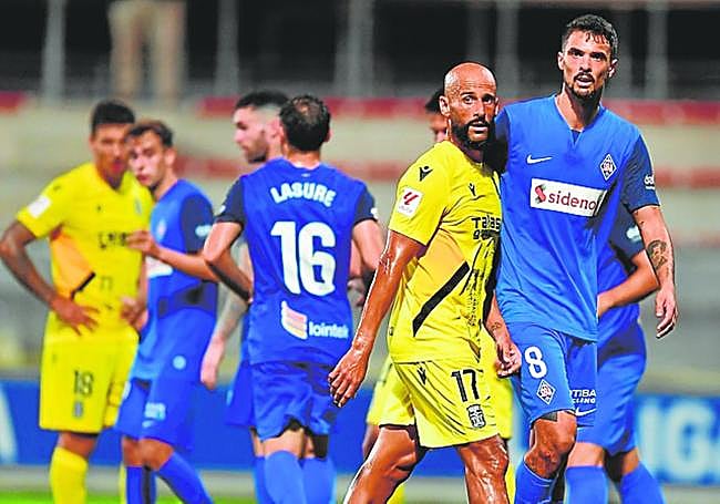 Erik Morán vigila a Mikel Rico antes del lanzamiento de un córner.