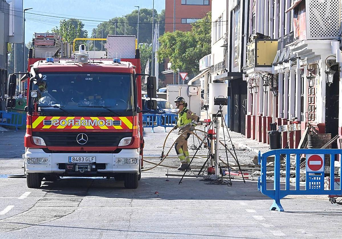 Efectivos de bomberos, este lunes, en las discotecas afectadas por el incendio.