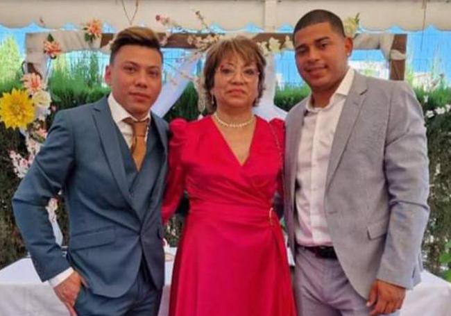 Erick (sin corbata), el nicaragüense que celebraba su cumpleaños en la Fonda, junto a su madre, Marta Hernández, y su hermanastros Sergio.