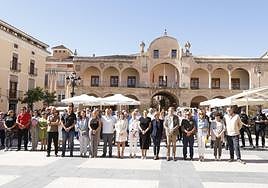 Minuto de silencio en la plaza de España, frente al Ayuntamiento.