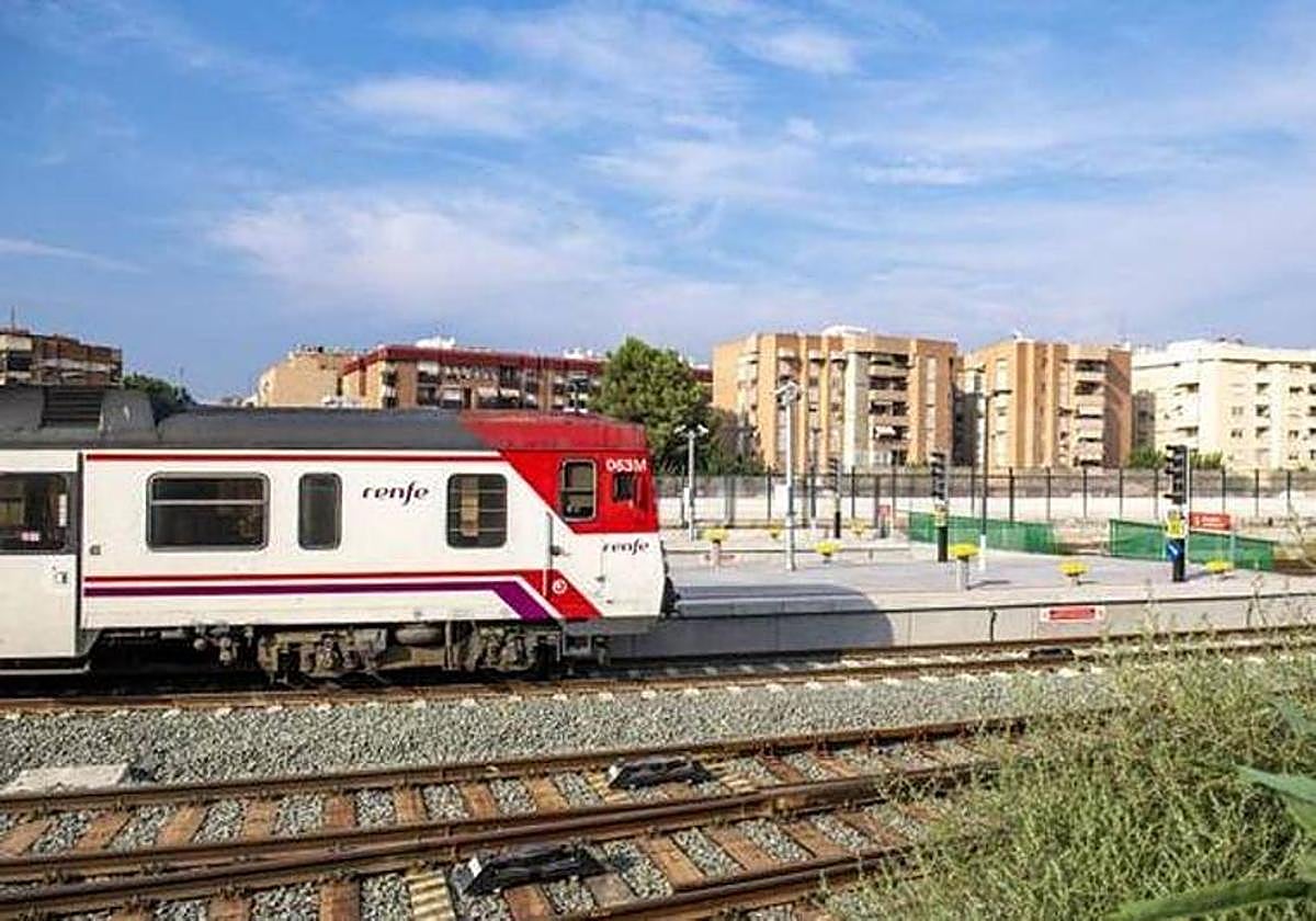 Un tren de Cercanías sale de la estación de Murcia en dirección a Alicante, en imagen de archivo.