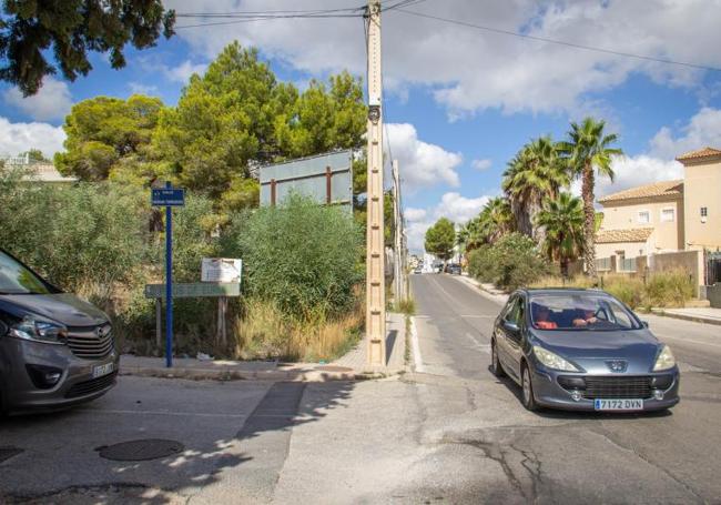 Cruce entre la carretera de San Miguel y la calle Mariano Torregrosa, en Orihuela Costa.