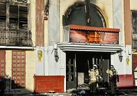 Los bomberos trabajan en una de las tres discotecas afectadas.