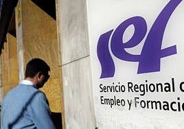 Un hombre entra a una oficina del SEF, en una imagen de archivo.