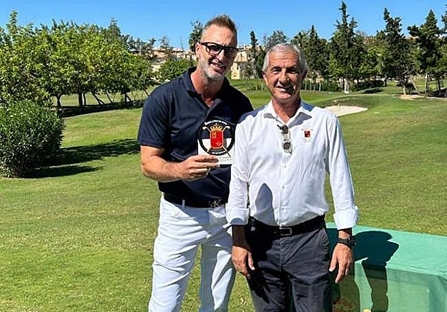 El ganador Jesús Soler (i) junto al presidente de la Territorial, Juan Carlos Martínez Vera.
