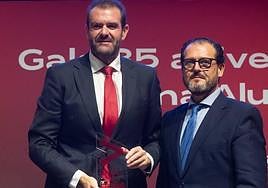 Enrique Ayuso (izq), presidente de Hefame, recogiendo el galardón.