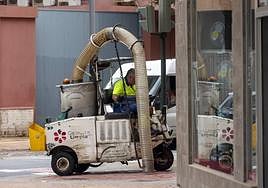 Un operario de Lhicarsa pasa la barredora por una calle de Cartagena.