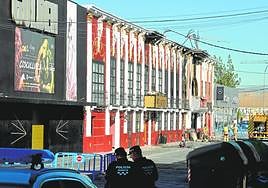 Fachada de Teatre y Fonda Milagros, calcinada tras el incendio del domingo.
