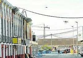 Dos drones sobrevuelan la calle Isla Cristina, donde se encuentran las discotecas arrasadas por las llamas.