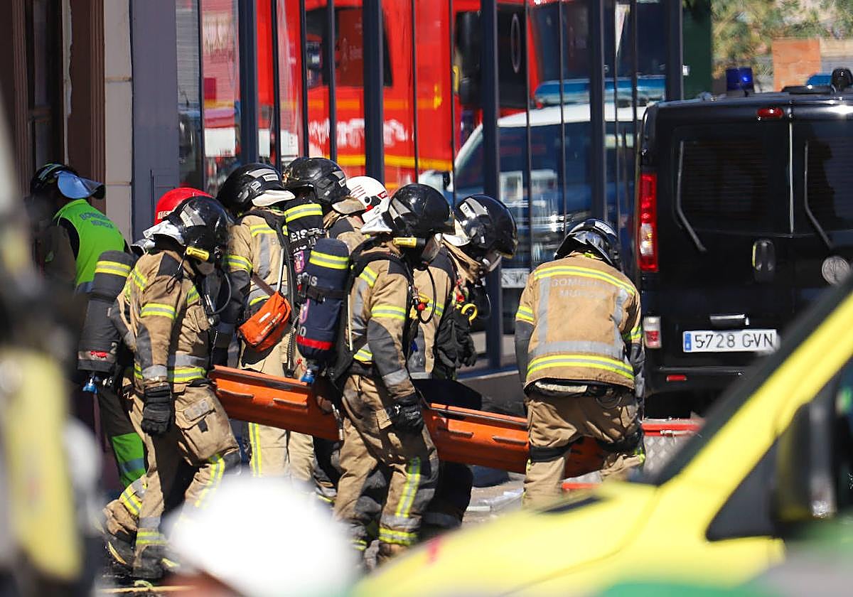 Los bomberos trabajando en el incendio de Las Atalayas de Murcia, en una imagen de archivo.