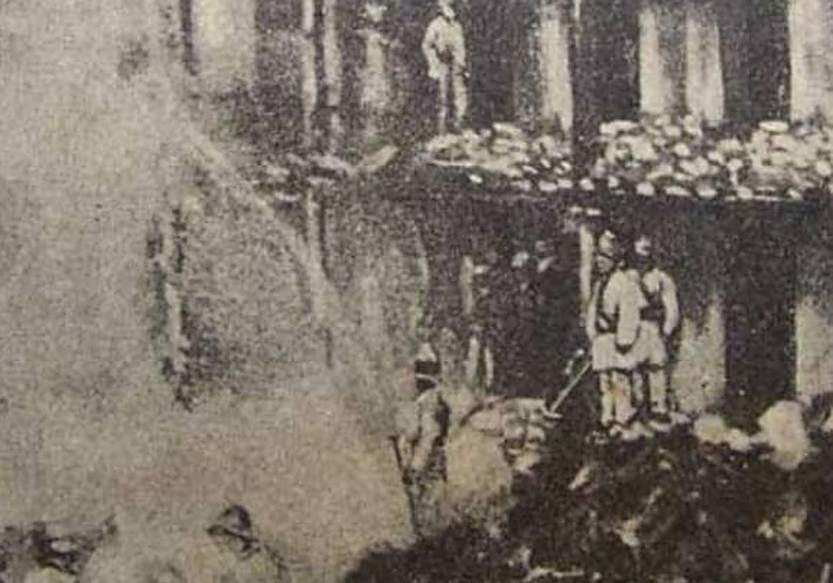 Actualidad. Una de las fotografías o grabados que se conservan del estado en que quedó el Romea tras ser devorado por las llamas.