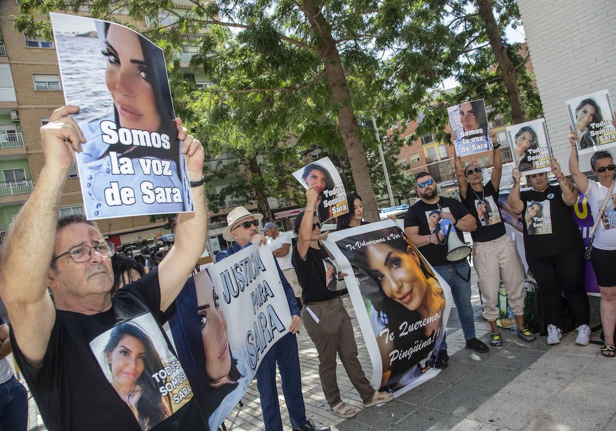 Familiares y amigos de Sara Gómez, durante una protesta en los juzgados de Cartagena.