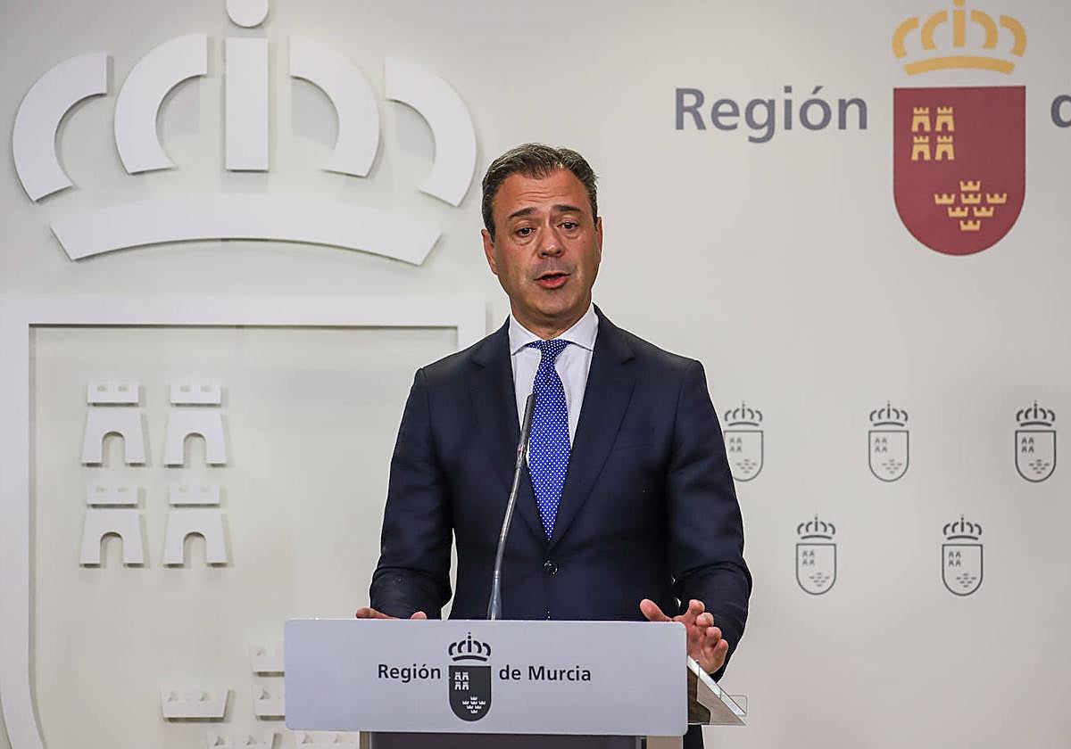 El portavoz del Gobierno regional, Marcos Ortuño, en rueda de prensa.
