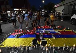 Familiares y amigos de las víctimas participan en un homenaje por los fallecidos.