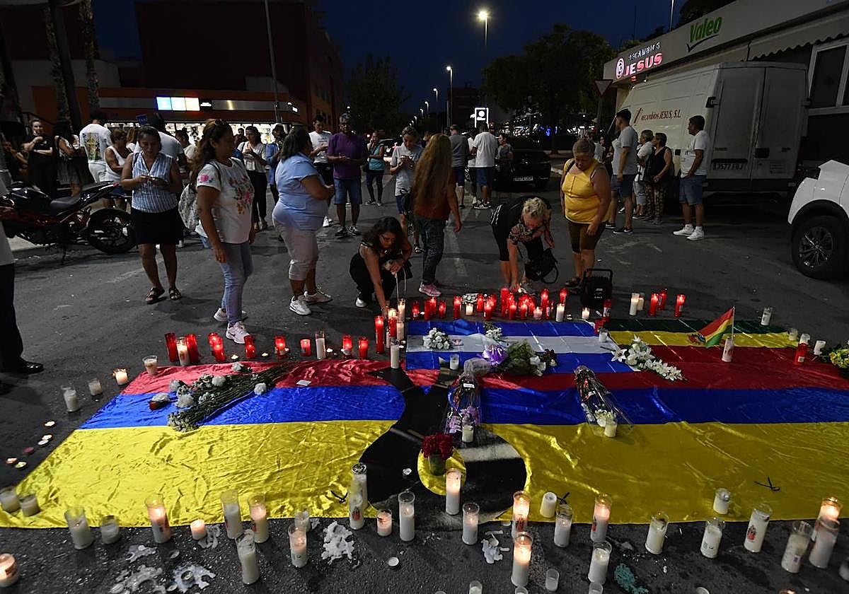 Familiares y amigos de las víctimas participan en un homenaje por los fallecidos.