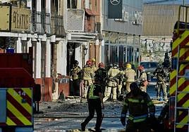 Bomberos trabajan en la zona de las discotecas incendiadas, el pasado domingo.
