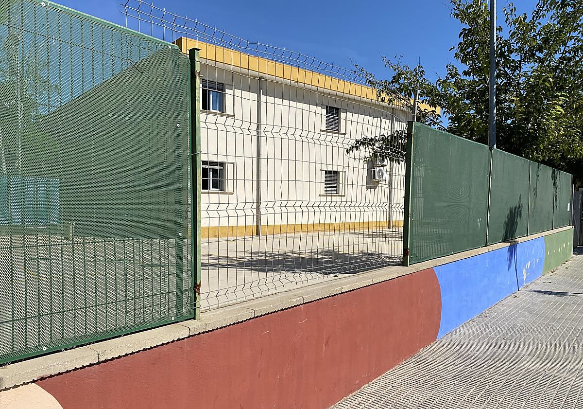 Imagen principal - Los padres del colegio Miguel Hernández de Orihuela denuncian falta de mantenimiento en el centro