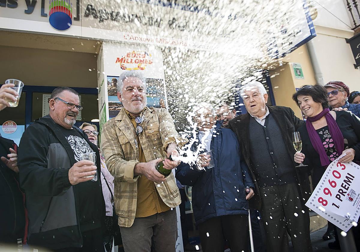 Un grupo de personas celebra el premio de la Lotería de Navidad