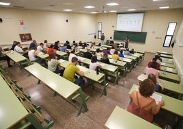 Aspirantes a las oposiciones, el pasado domingo en el campus de Espinardo.