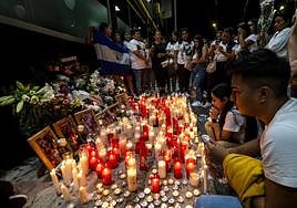 Homenaje a los fallecidos en el incendio de las discotecas de Atalayas, este jueves.