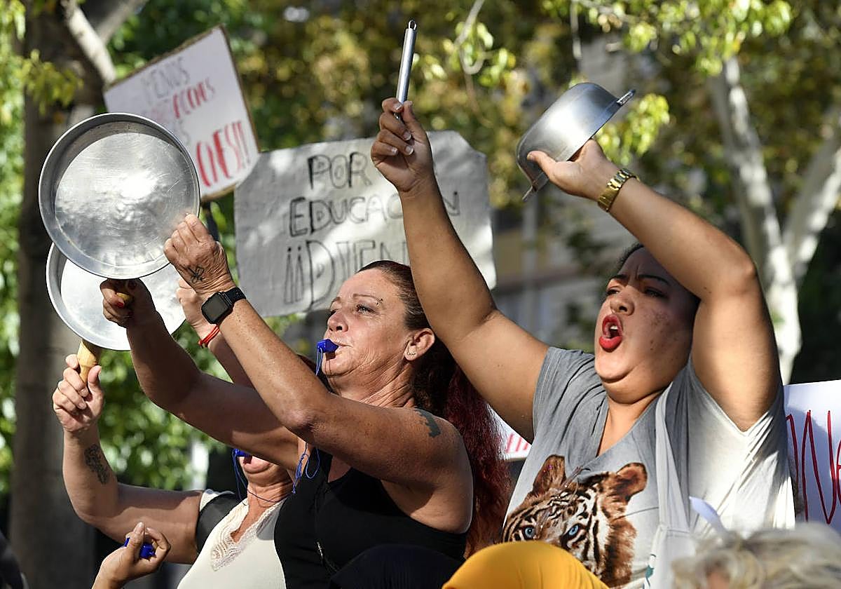 La protesta por la masificación de los centros educativos de Los Alcázares, en imágenes