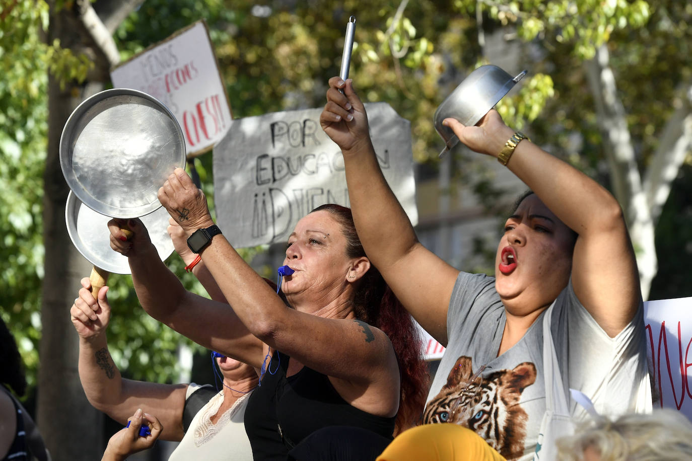 La protesta por la masificación de los centros educativos de Los Alcázares, en imágenes
