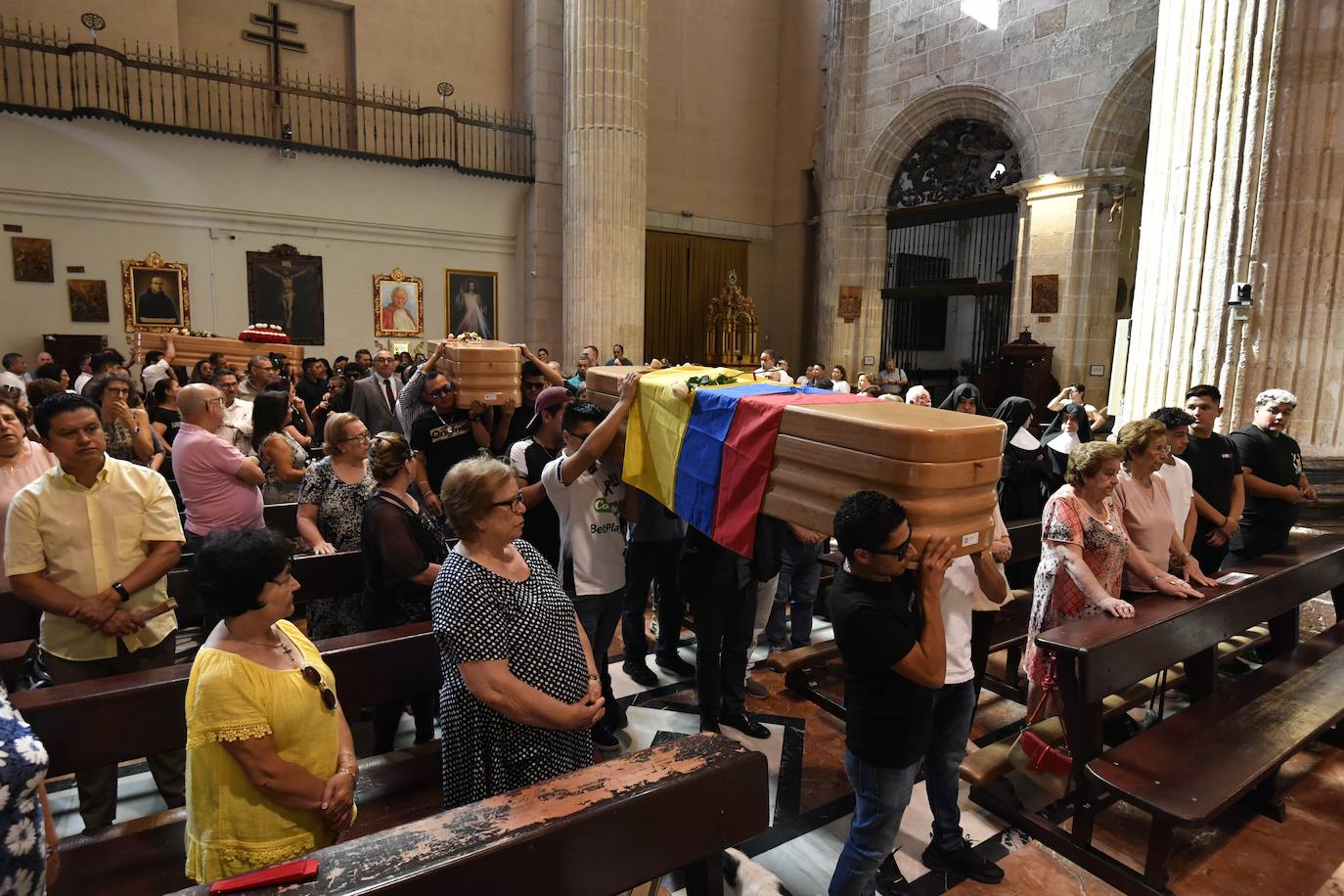 El funeral en Caravaca de cuatro de las víctimas de la tragedia en Las Atalayas, en imágenes