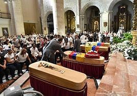 El funeral en Caravaca de cuatro de las víctimas de la tragedia en Las Atalayas, en imágenes