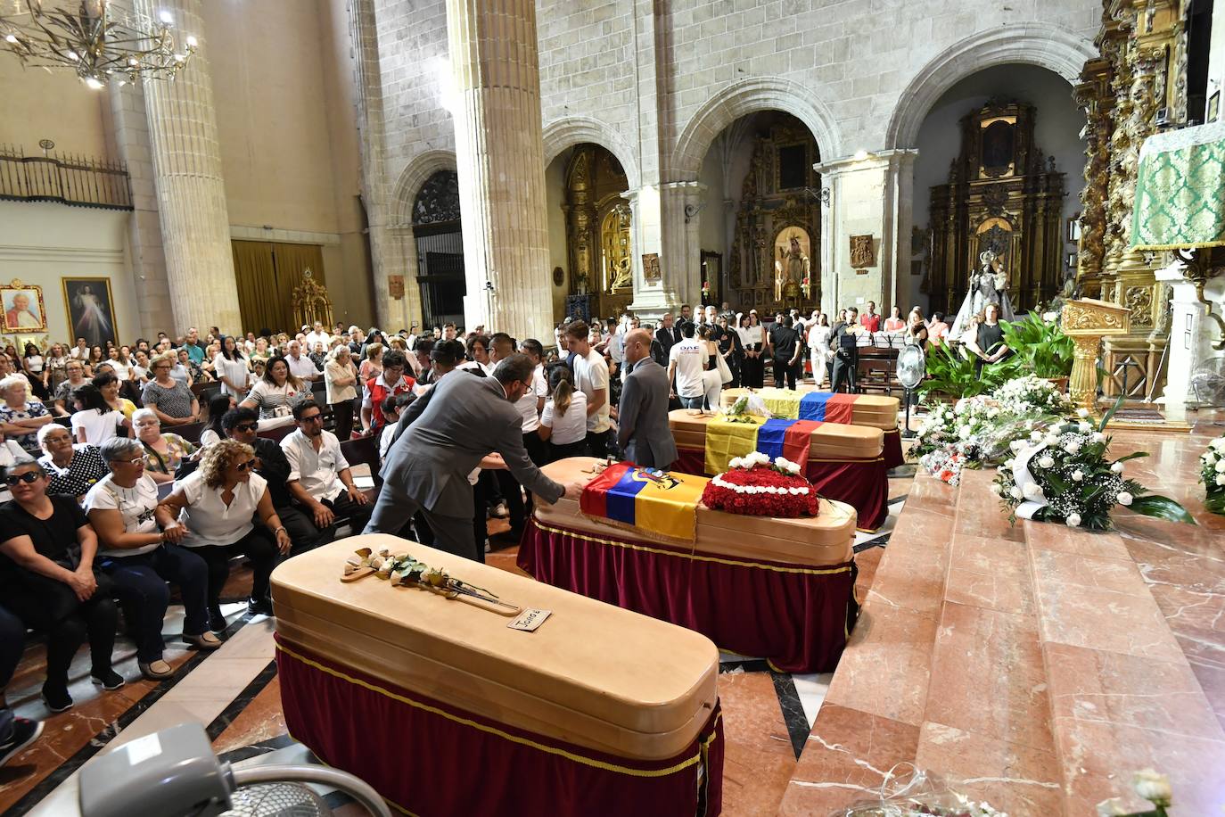 El funeral en Caravaca de cuatro de las víctimas de la tragedia en Las Atalayas, en imágenes