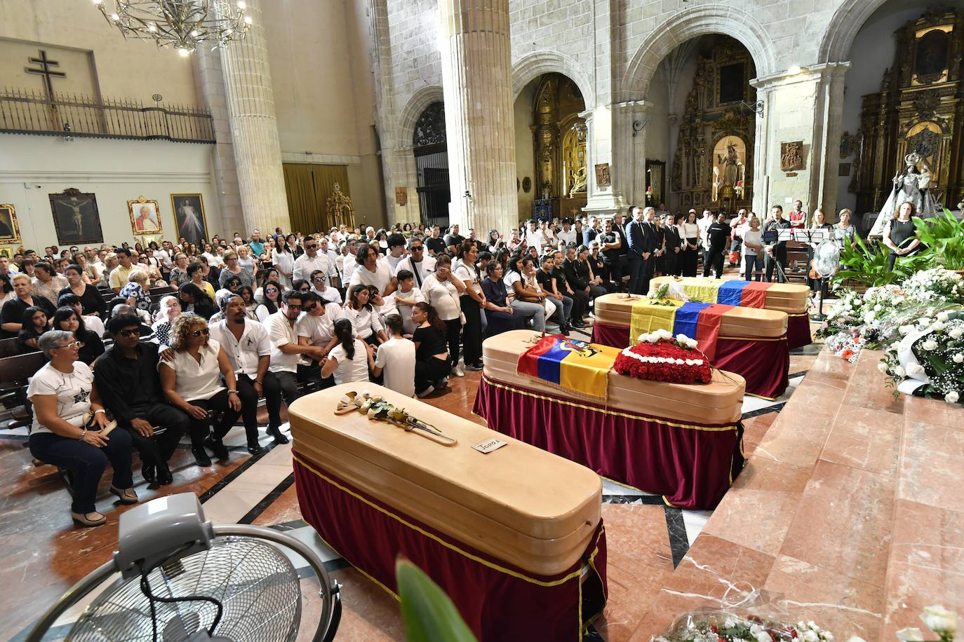El funeral en Caravaca de cuatro de las víctimas de la tragedia en Las Atalayas, en imágenes
