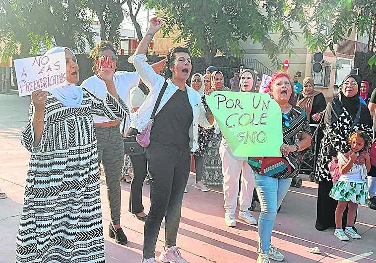 Un grupo de madres durante la protesta, ayer, en el colegio Bienvenido Conejero, en Los Alcázares.