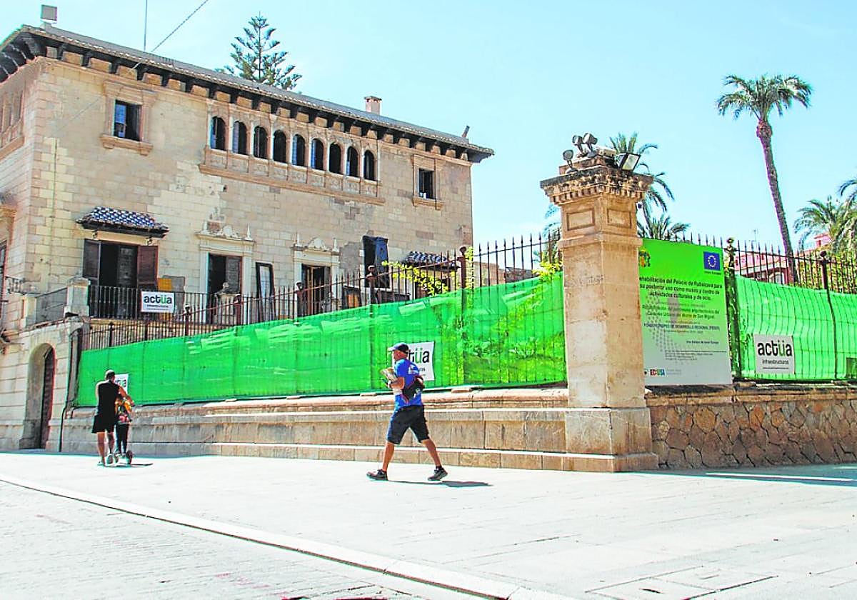 Lateral del palacio de Rubalcava, en cuya verja aparece el cartel de las obras.