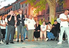 El párroco de El Salvador se dirige a los vecinos que se reunieron ayer en la plaza de San Juan de la Cruz.